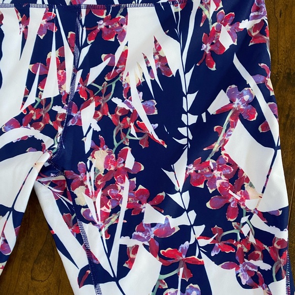 Fabletics High Rise Floral Capris XXL - Picture 2 of 6